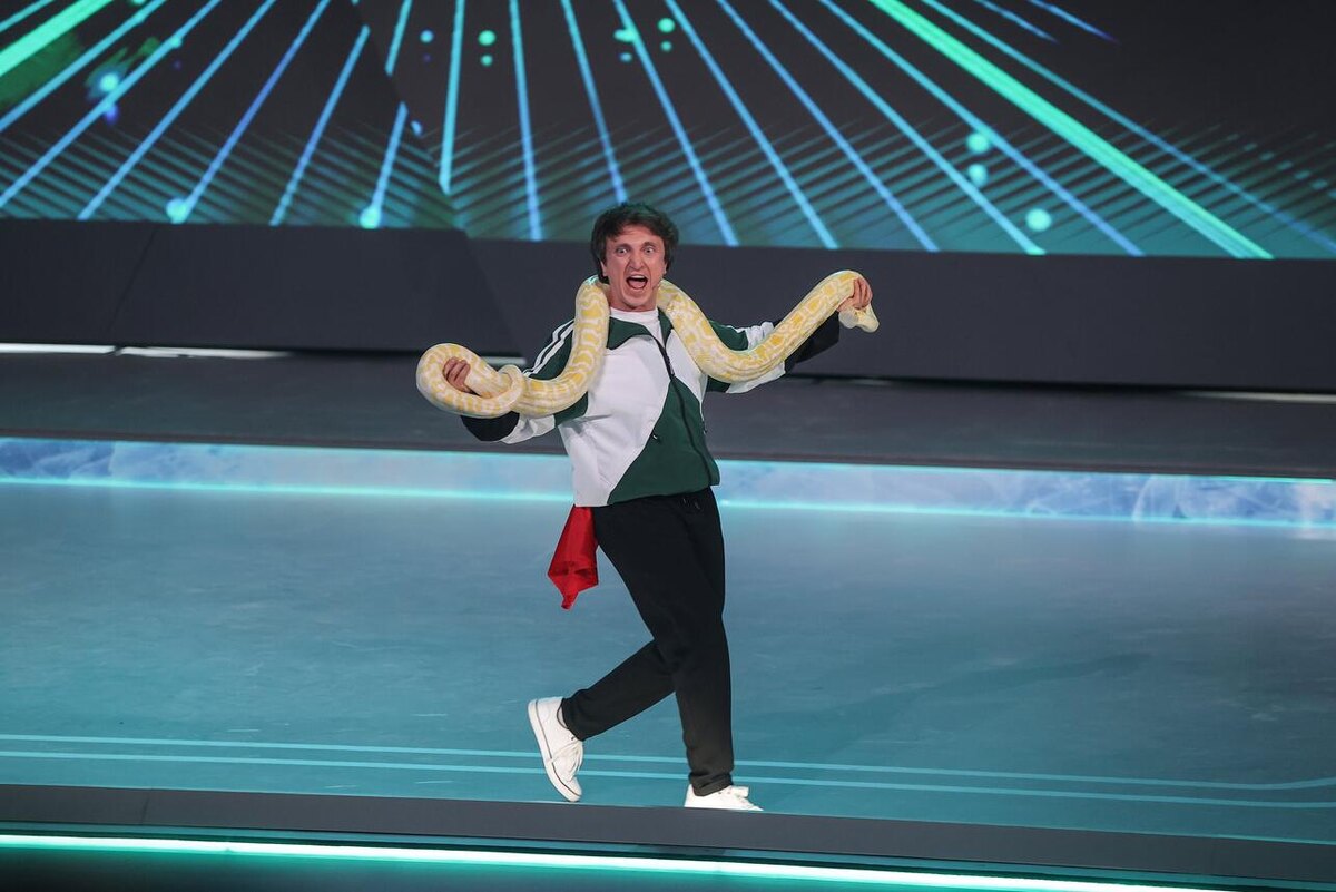    Денис Дорохов и символ наступающего года ПРЕСС-СЛУЖБА НТВ