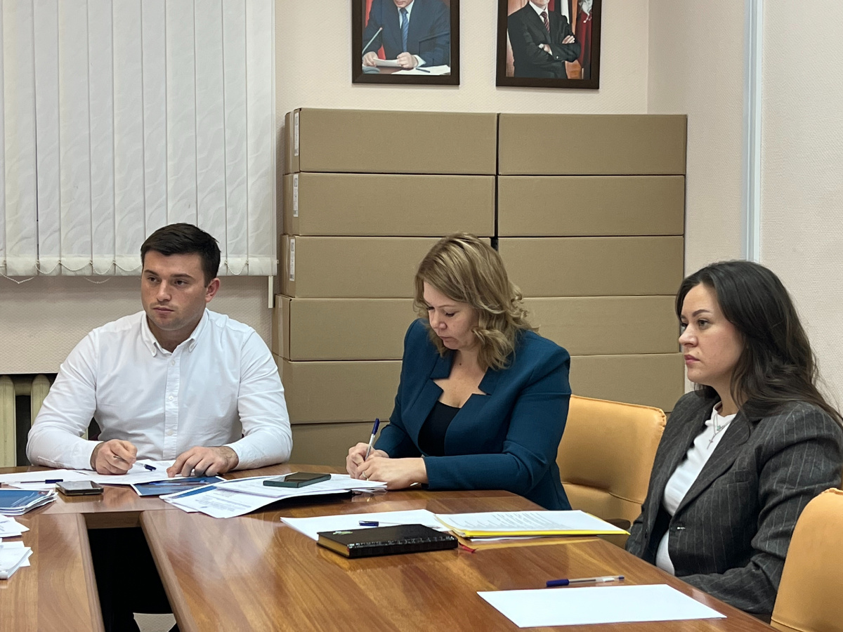 Руководители отделов заслушивают отчеты за 2024 год.