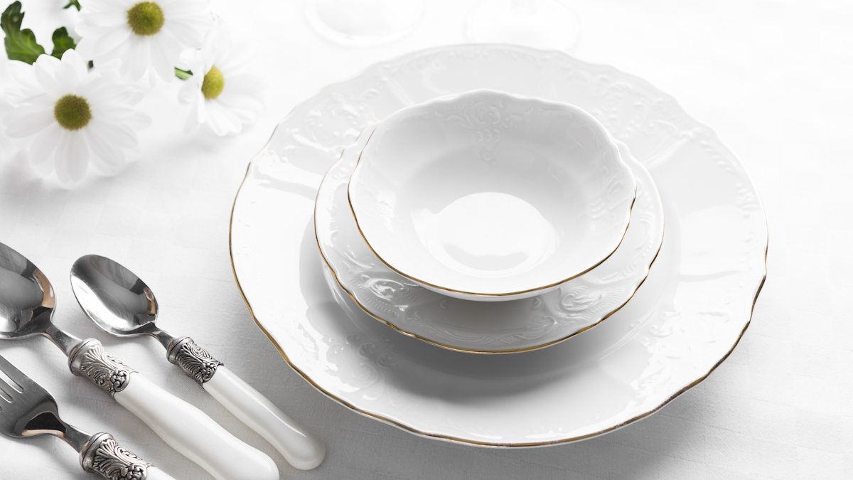    Идеальный вариант сервировки на Новый год – белый фарфор. Фото: Freepik