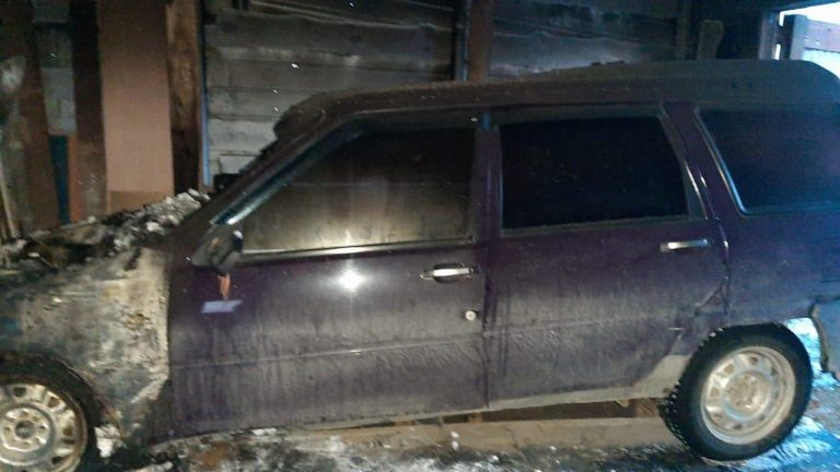    В Кувандыкском округе в гараже сгорел автомобиль Оренбуржье