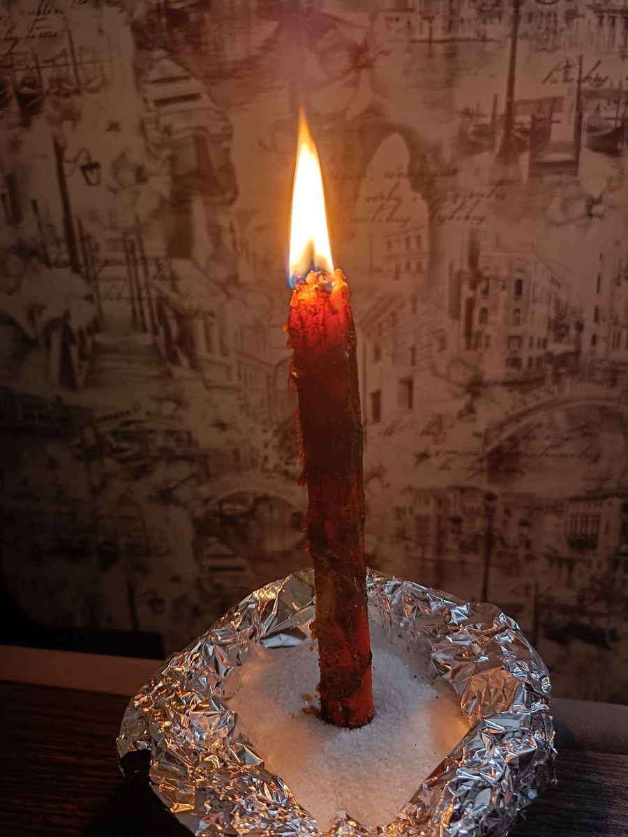 Вот эта свеча.