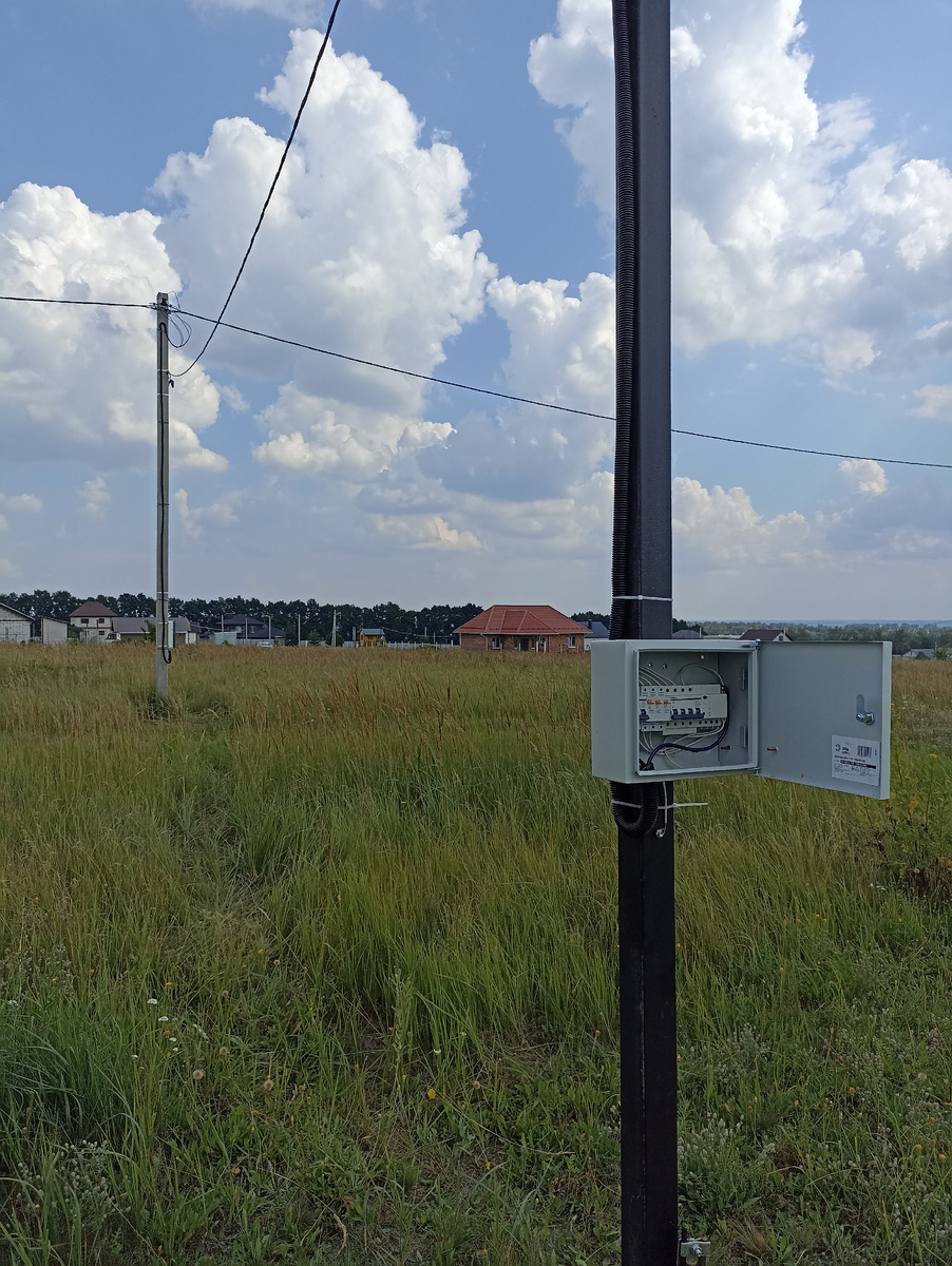 Прокинута воздушная линия от моего счетчика к металлостойке с размещенном на ней коробе 