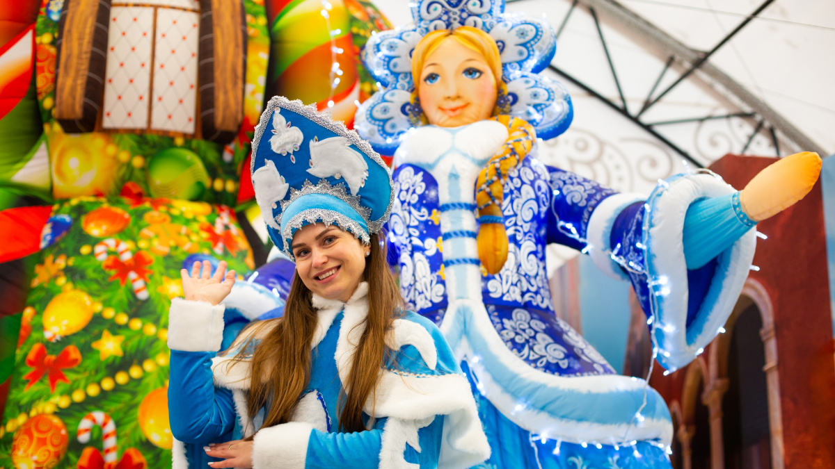 Ёлка-дом и Снегурочка – надувное оформление для Нового года!