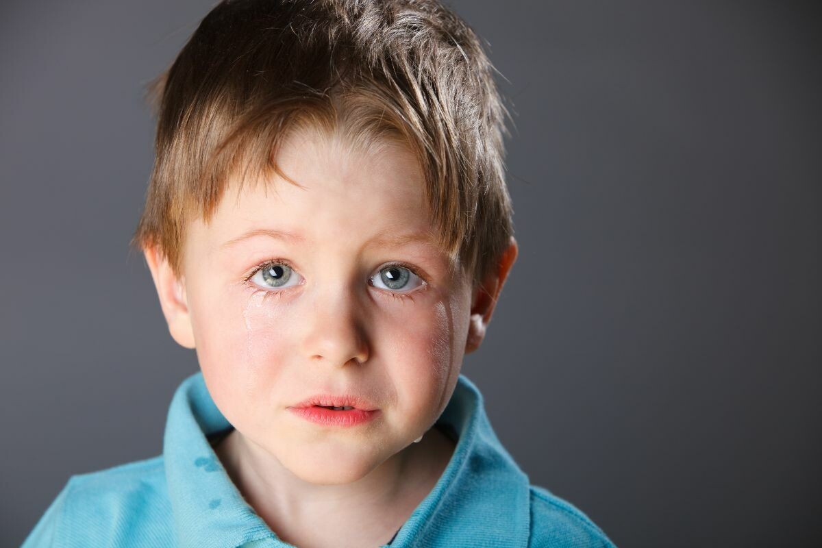 грустный мальчик