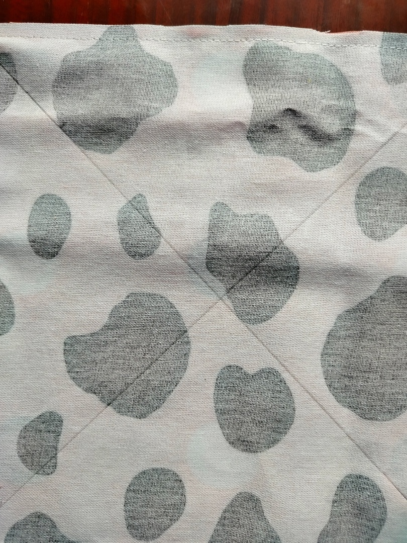 прочертили две полосы от угла к углу разрезаем