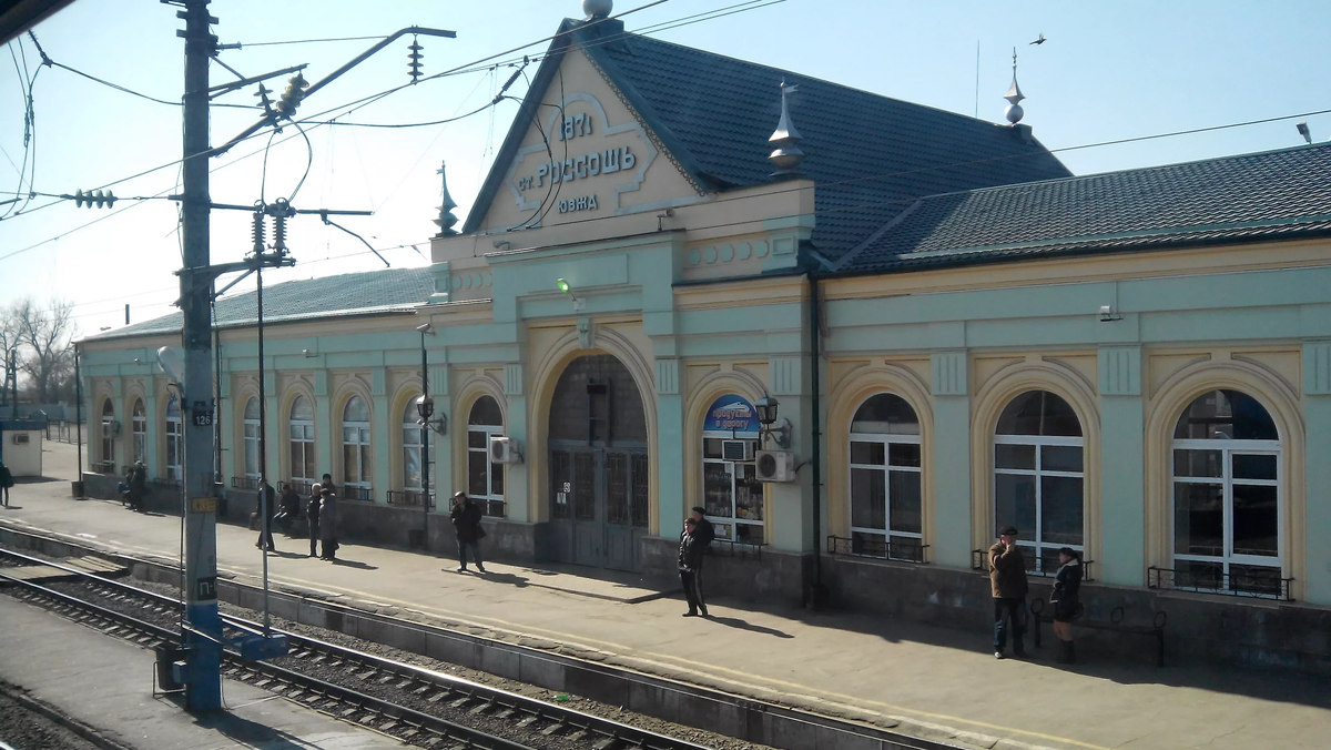 Вокзал на станции Россошь. Фото с сайта https://wikimapia.org/29896764/ru/%D0%96%D0%B5%D0%BB%D0%B5%D0%B7%D0%BD%D0%BE%D0%B4%D0%BE%D1%80%D0%BE%D0%B6%D0%BD%D1%8B%D0%B9-%D0%B2%D0%BE%D0%BA%D0%B7%D0%B0%D0%BB-%D1%81%D1%82%D0%B0%D0%BD%D1%86%D0%B8%D0%B8-%D0%A0%D0%BE%D1%81%D1%81%D0%BE%D1%88%D1%8C. Взято с Яндекс.Картинки