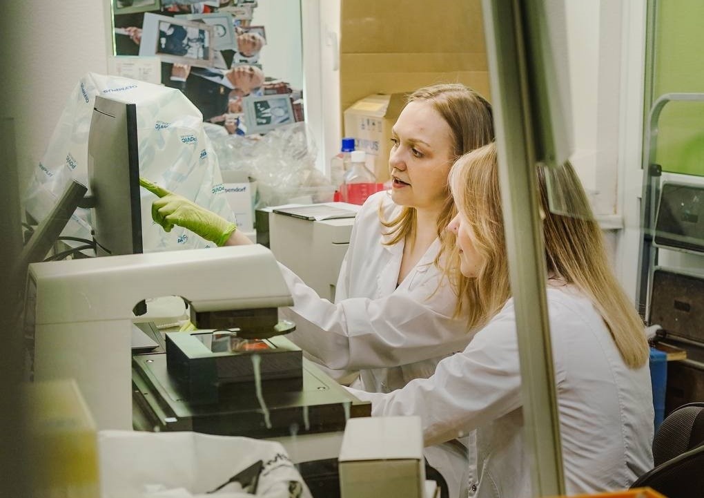 Работа на микроскопе Evos: ученый показывает покрашенные на основные маркеры первичные клеточные линии параганглиом. Источник: Сергей Баринов