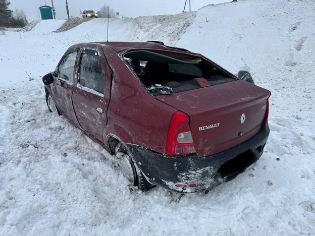    В Котельничском районе Renault вылетел с трассы