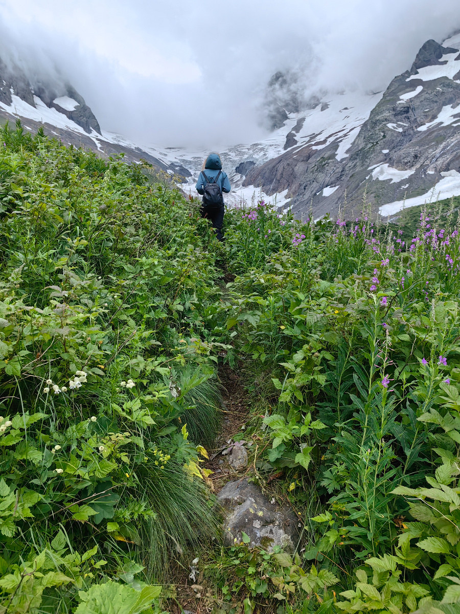 Атмосферное фото с похода по ущелью