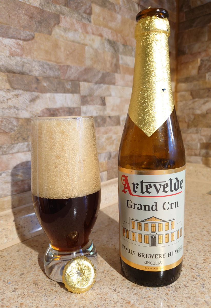 Премиальная упаковка с фольгой сверху. Впрочем такая упаковка(бутылка и фольга)на всей продукции пивоварни.