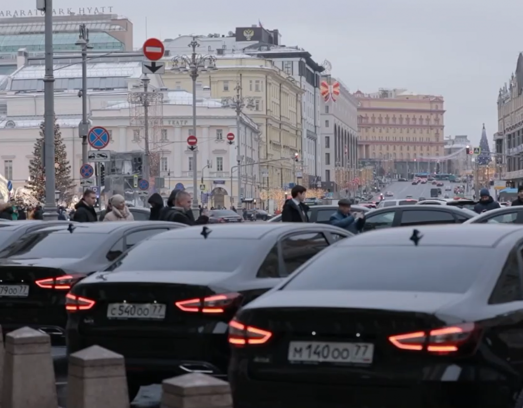 Lada Aura: 17 новых бизнес-седанов поступили на службу в Госдуму.