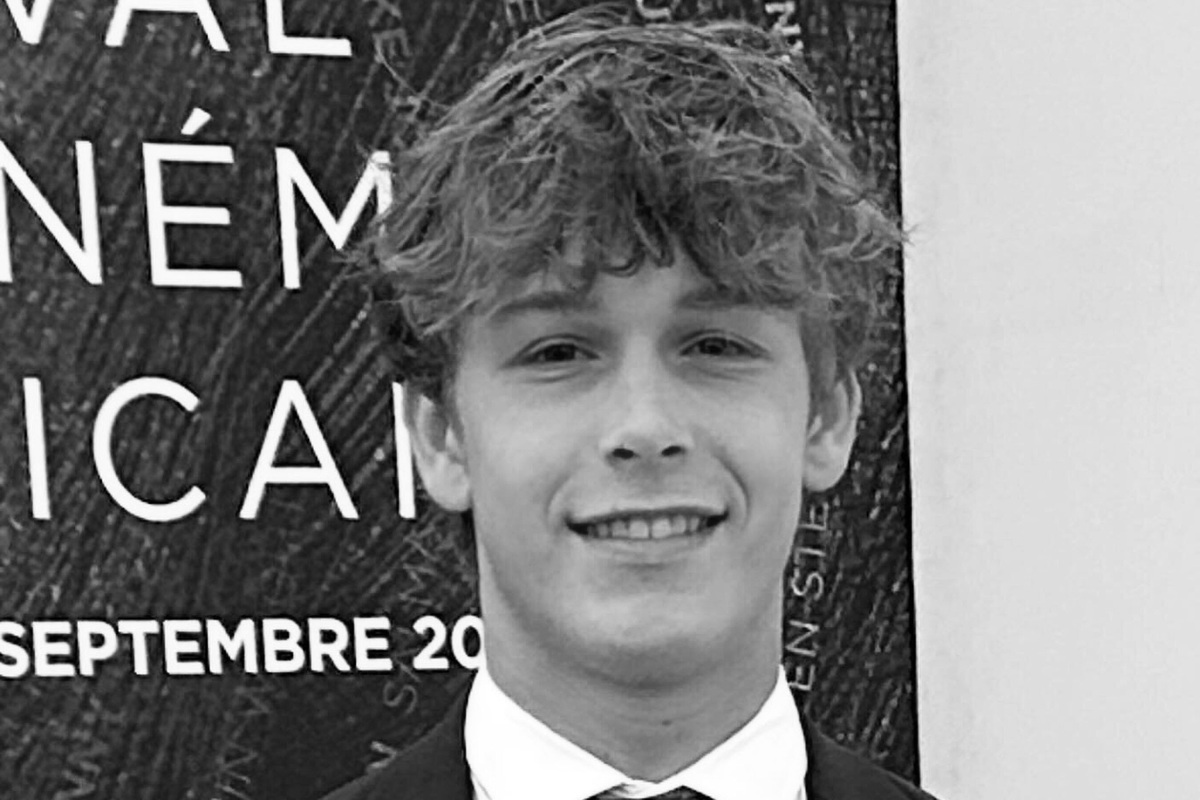     Скончался выпавший из автомобиля 16-летний актер фильма «Малыш на драйве» Хадсон Мик