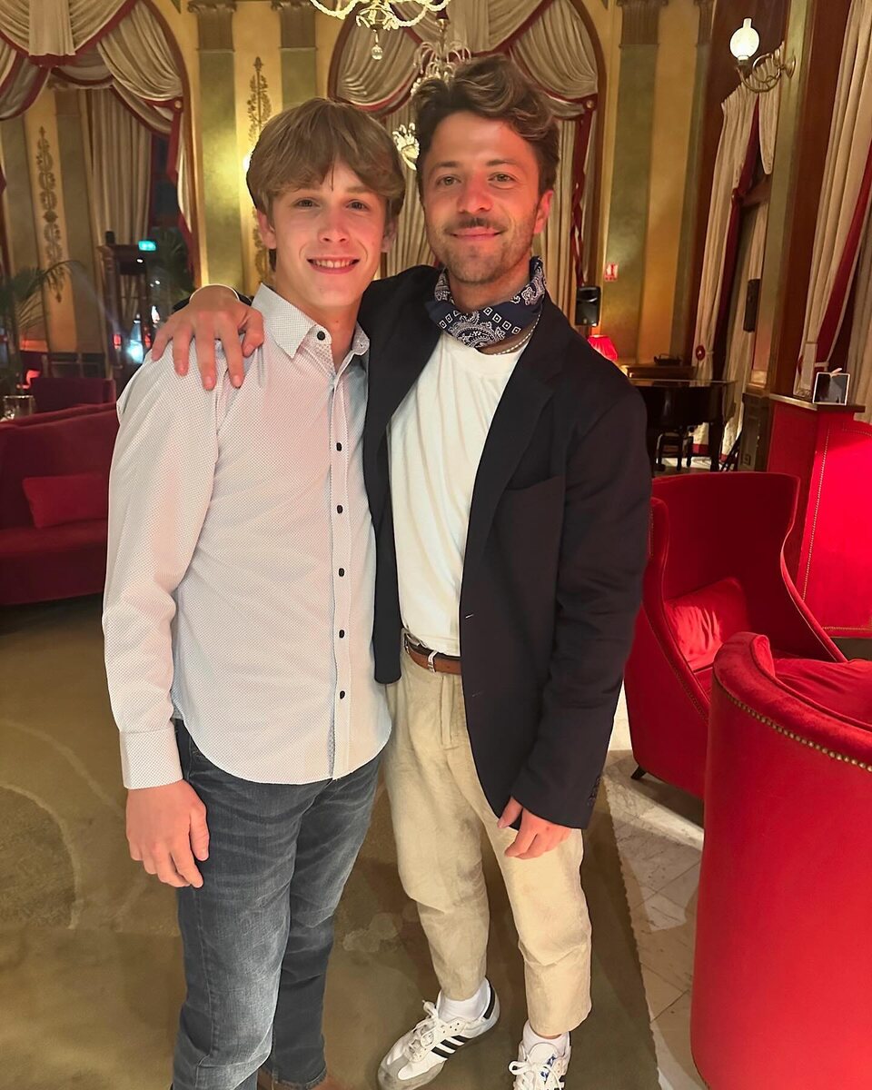    Хадсон Мик с режиссером Флетчером Барнсом в сентябреСоцсети Хадсона Мика