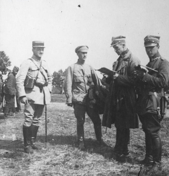 Ю. Росохацкий (справа), Польша 1925 год.