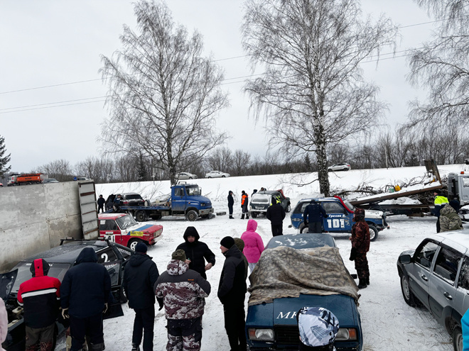 
Любой спорт - командная работа, а потому и автомобили к заезду готовят вместе