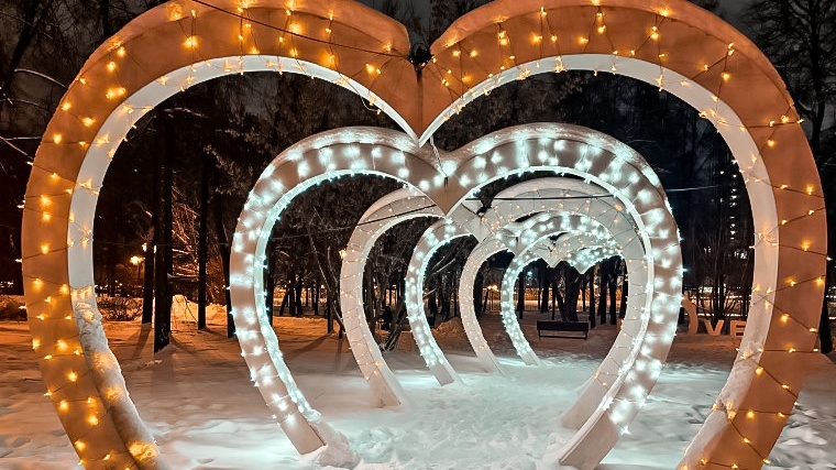 Чудесная светящаяся арка в форме сердец. Фото взято из открытых источников в интернет. 