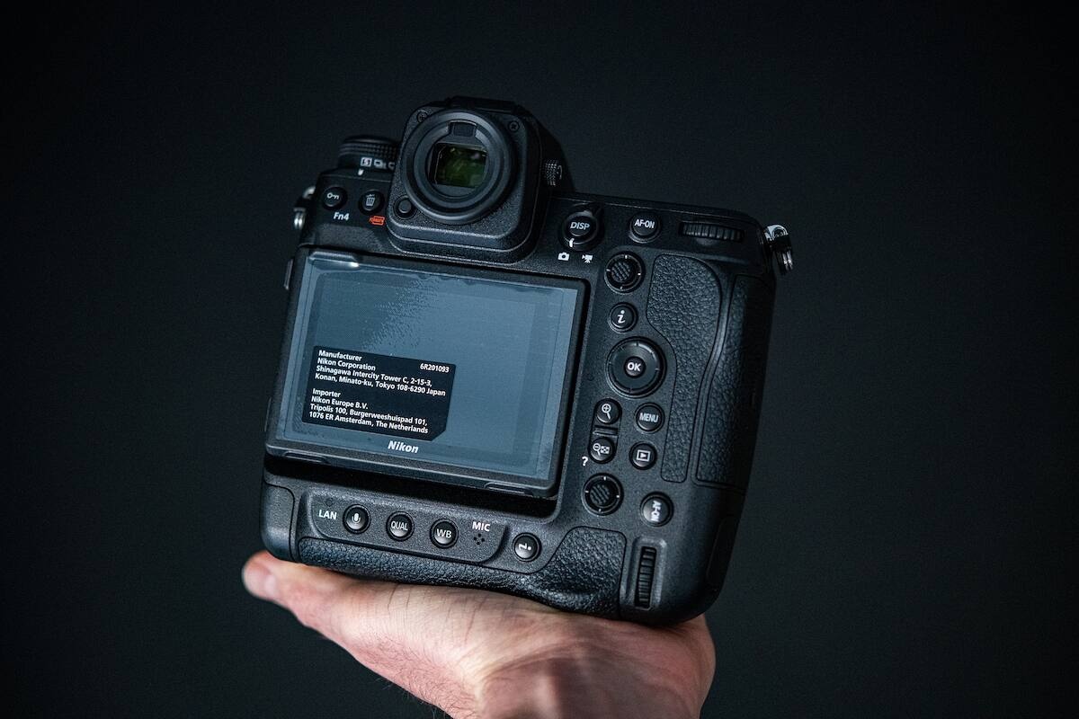    Nikon Z9 выглядит так, как и должна выглядеть «большая чёрная профессиональная камера» — встроенная батарейная ручка, крупный корпус, много разных кнопочек / Фото: nikonrumors.com