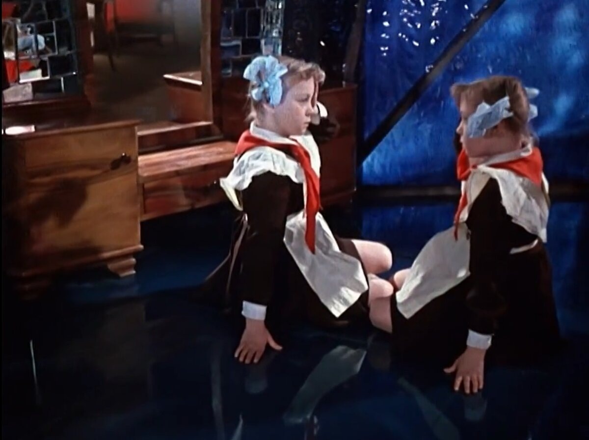 В галерее – кадры из сказок Роу «Королевство кривых зеркал» и «Морозко»