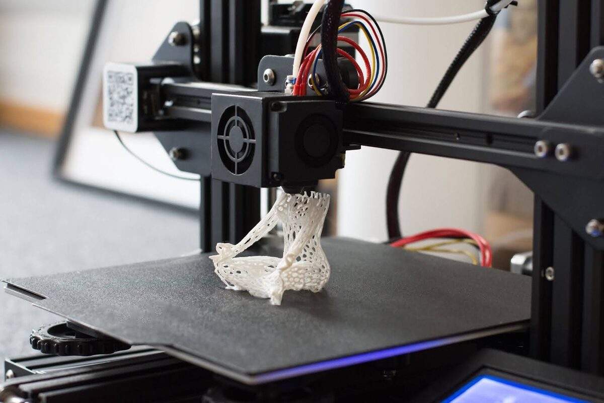 Слева FDM накладывает слои, справа SLA «‎вытягивает» фигуру из ванночки