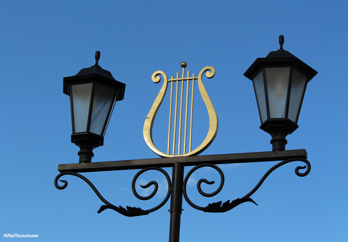 Фонари около филармонии