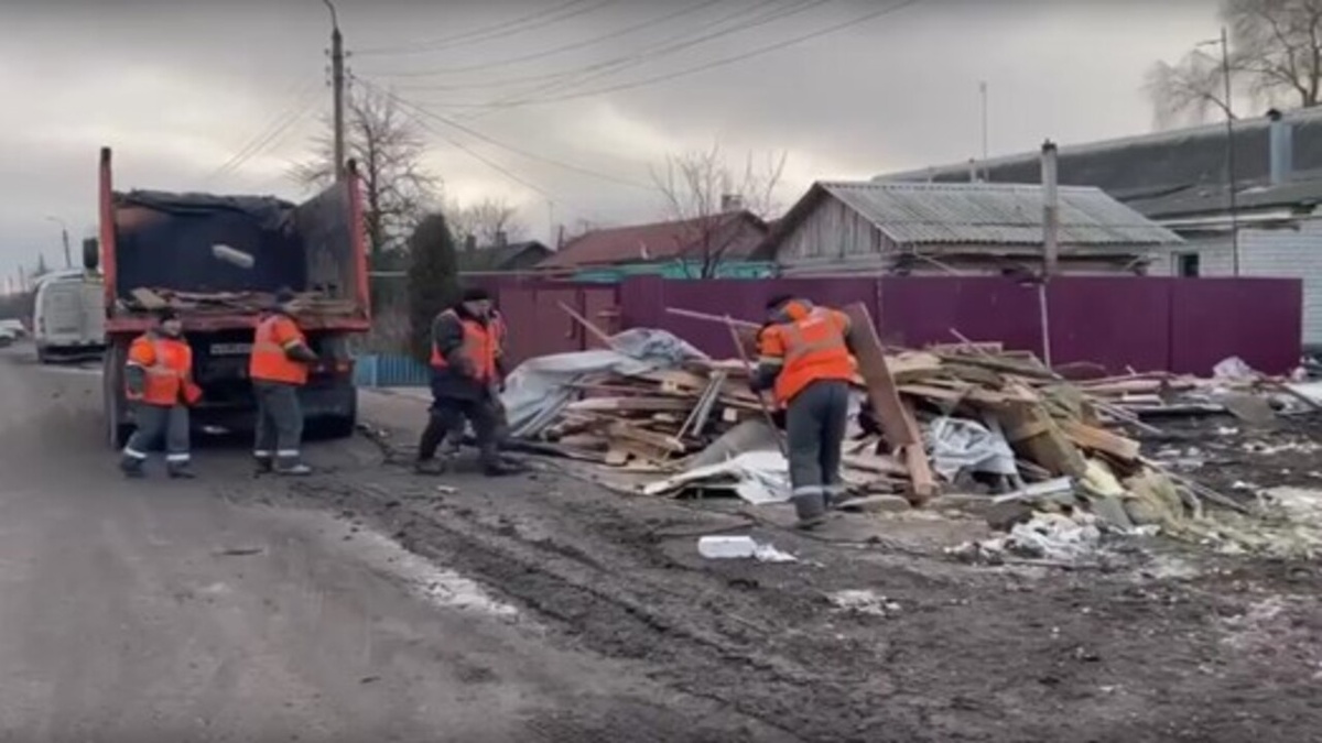    Во Льгове приступили к приведению в порядок улиц и дворов, пострадавших после вчерашнего обстрела ВСУ