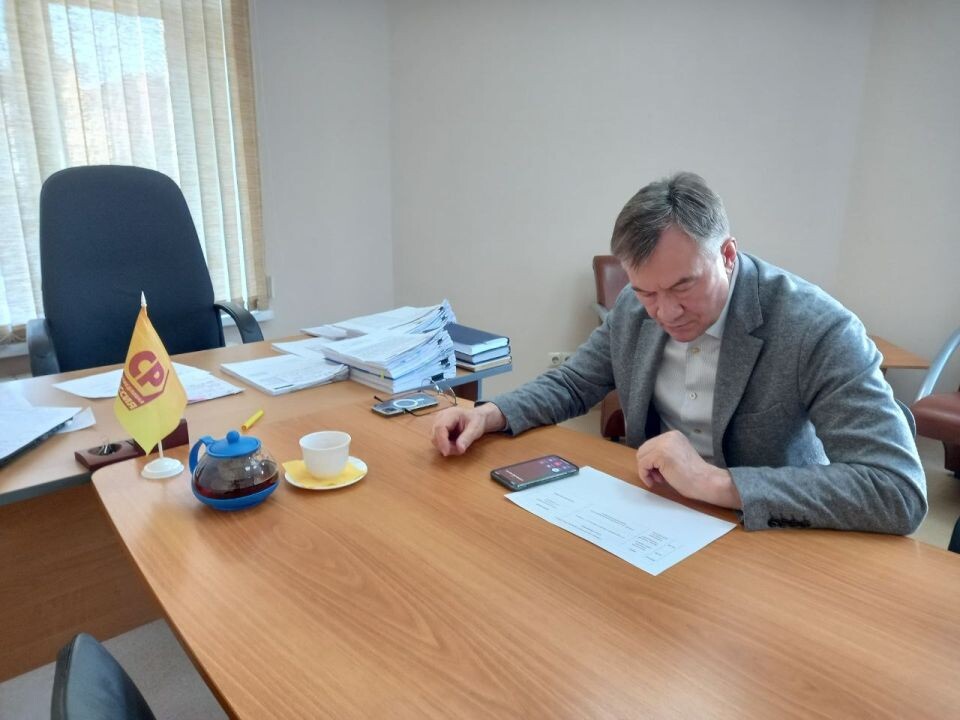    Александр Терентьев работает с обращениями граждан. Источник: altai.spravedlivo.ru