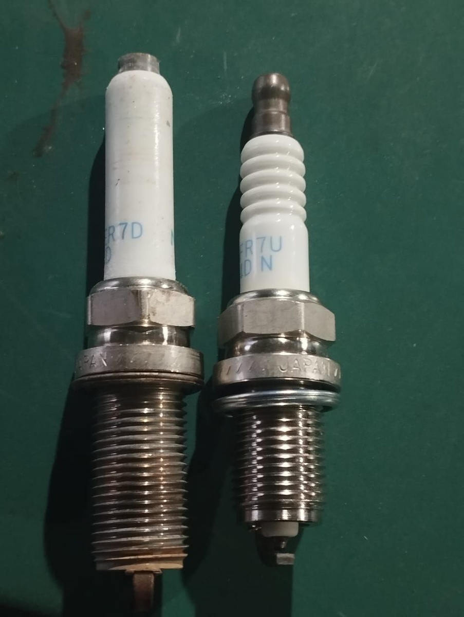 Свечи зажигания для двигателя Sinotruk MT13 стандарта Китай-6 (слева) и Китай-5 (справа)