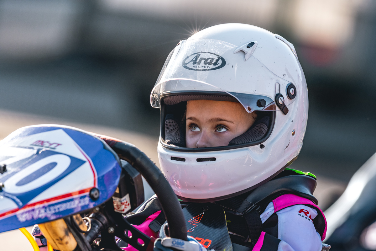 Внимательно слушает тренера