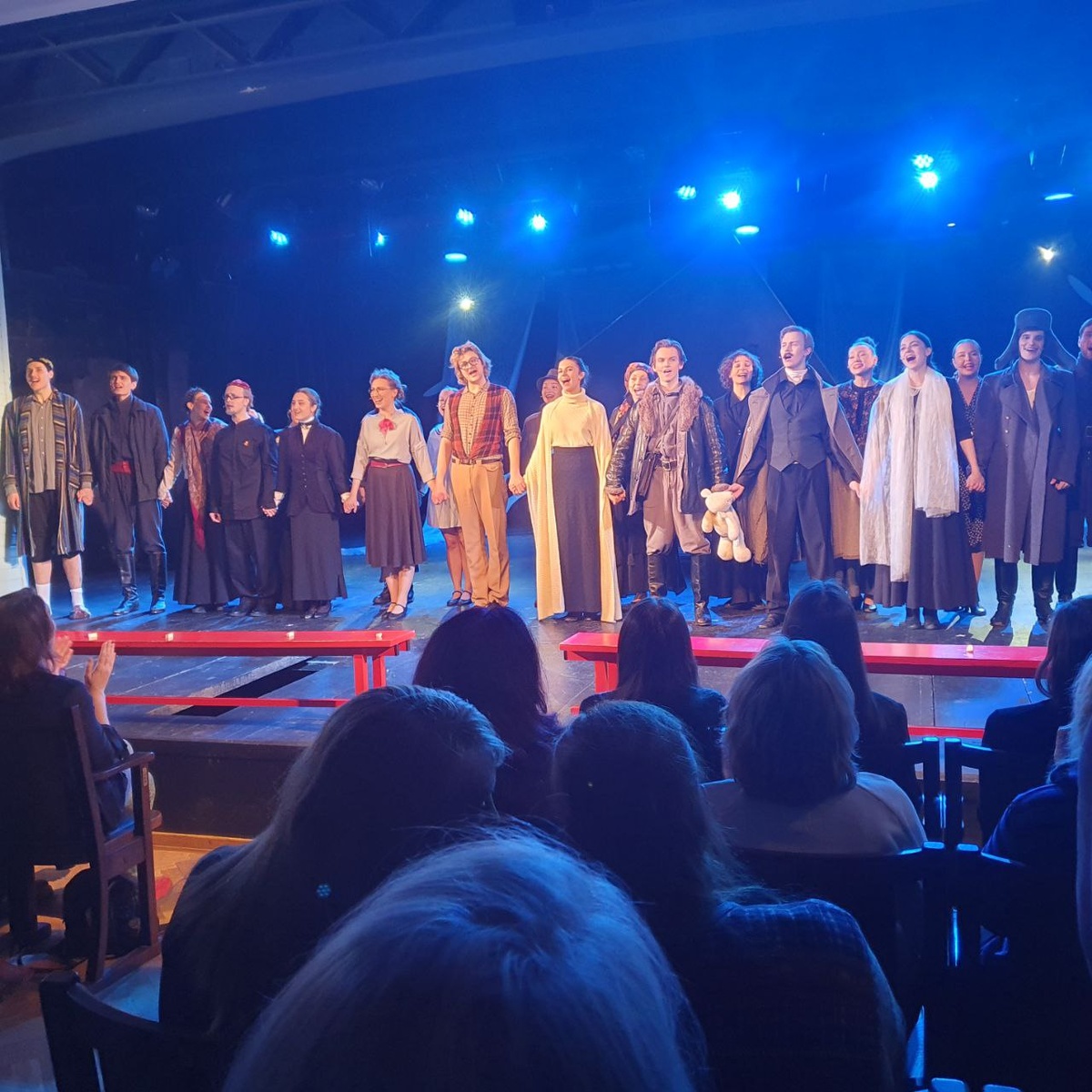 Прощальный выход актеров.