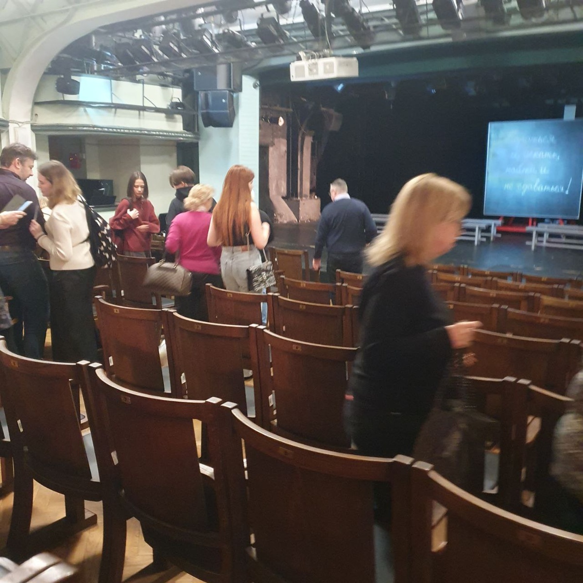 Зал буквально в десяток небольших рялов.