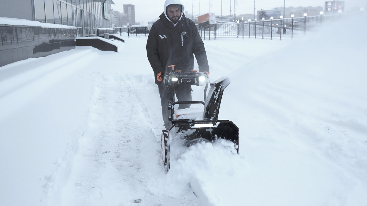 Работа аккумуляторным снегоуборщиком VILLARTEC WA 6261