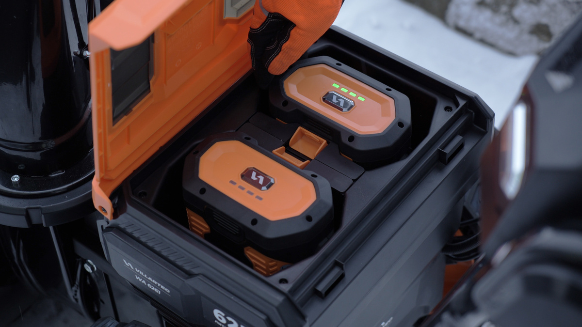 Снегоуборщик VILLARTEC WA 6261 оснащен сразу двумя слотами под аккумуляторы 