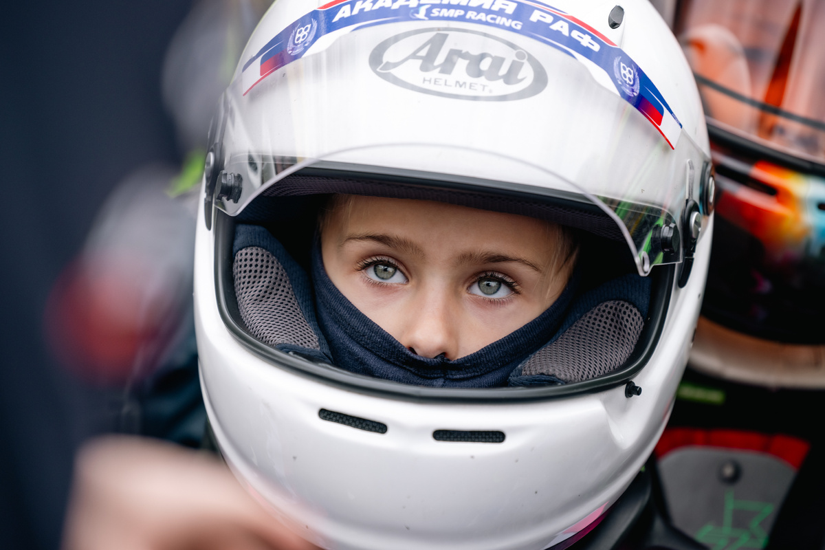 Ребенок устал от сложных погодных условий.