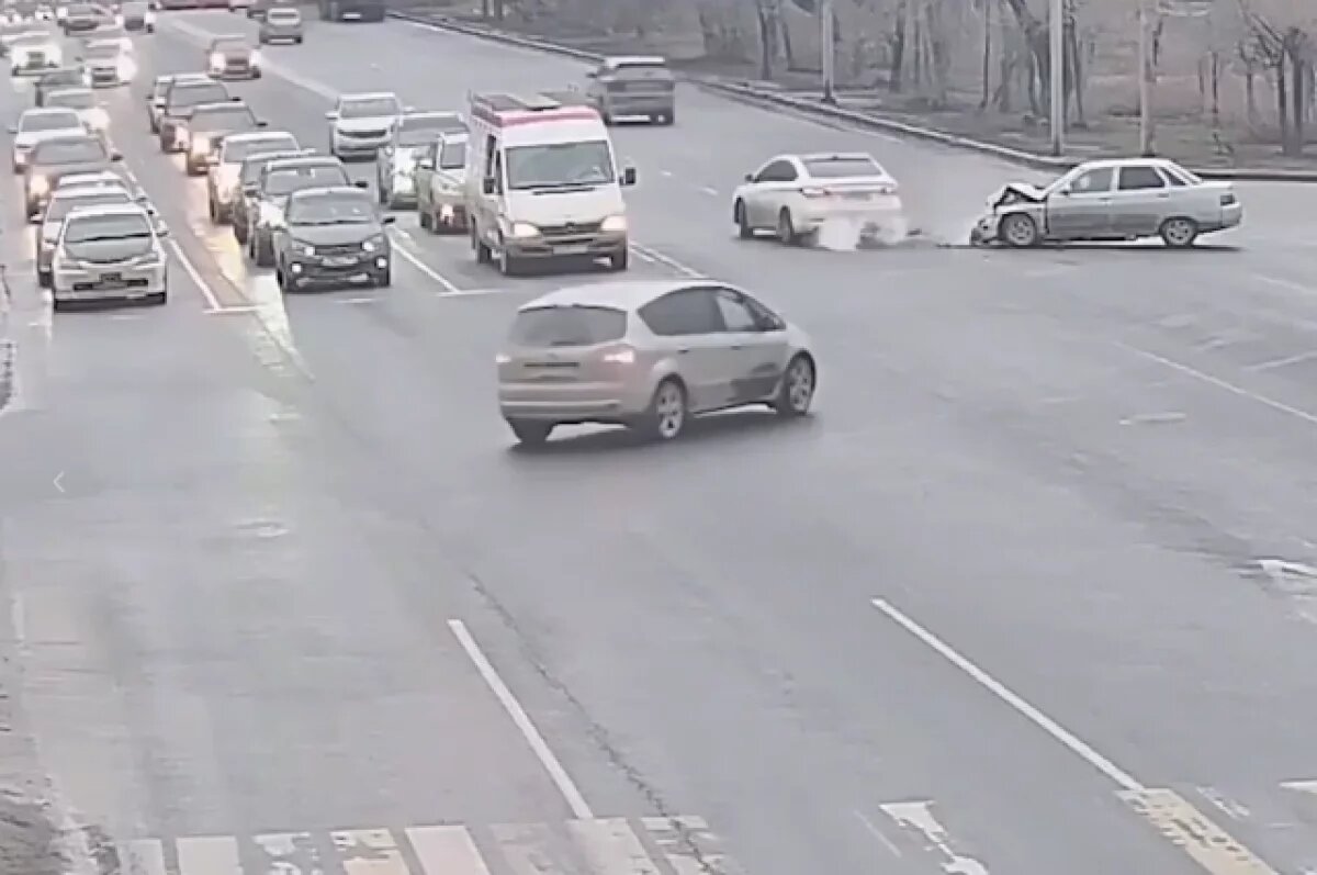    Удирающий с места ДТП водитель иномарки попал на камеру в Волгограде