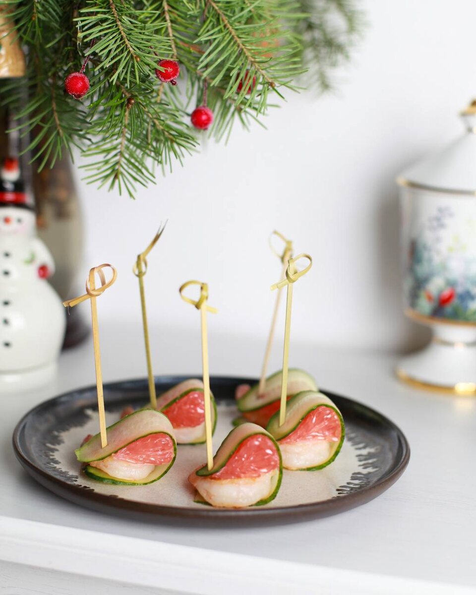 Прекрасная идея для новогодней сервировки от Даши Третьяковой: креветки, грейпфрут, огурцы. 