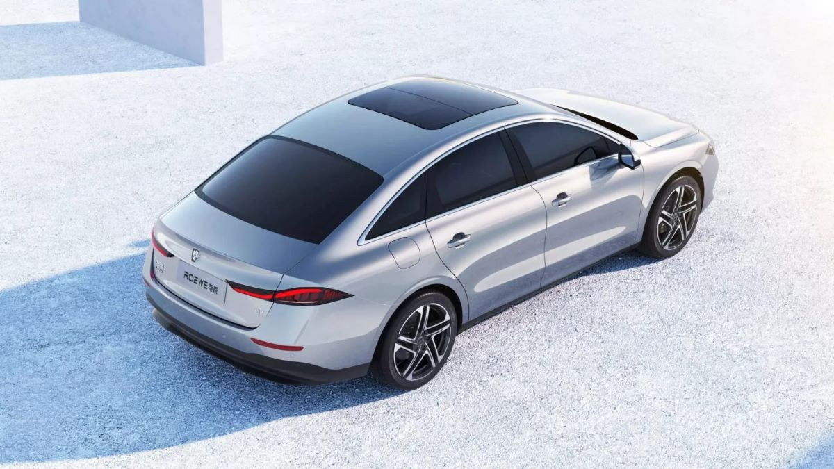 Roewe D7 — один из самых дальнобойных серийных гибридных автомобилей в мире.