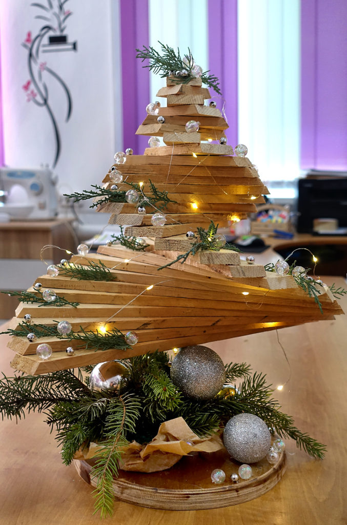    В кабинете технологии — елочка из дерева Лариса Криволуцкая