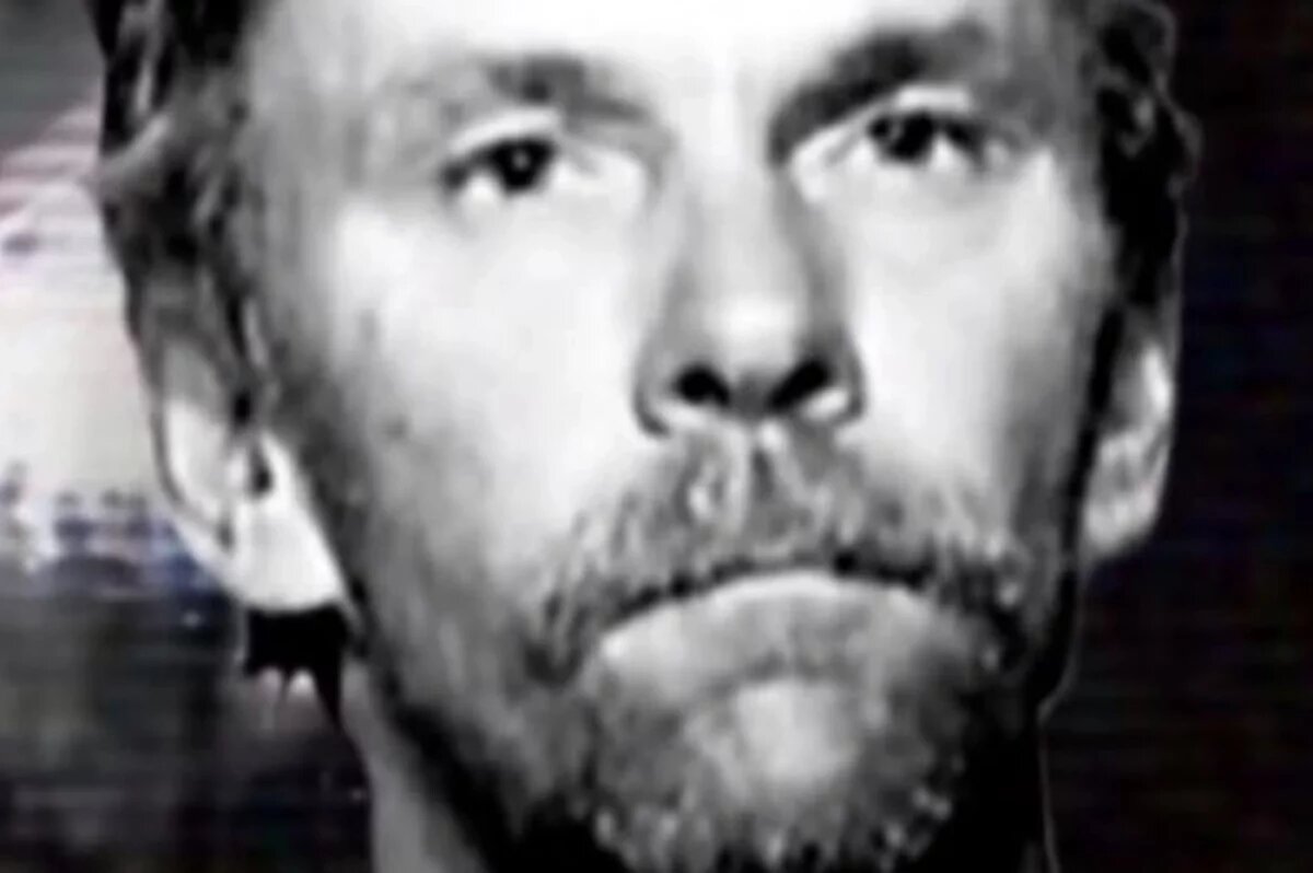    Деннис Перри был осужден в 2003 году.