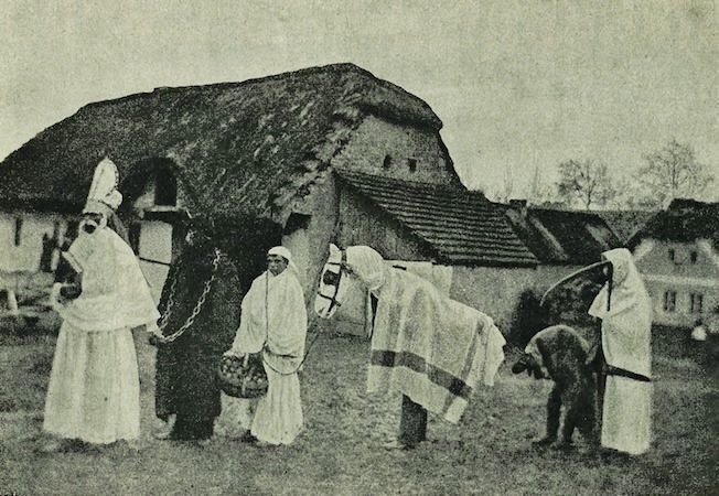 На этом фото начала ХХ века из Моравии святой Николай как раз возглавляет процессию, состоящую, кроме него, из Медведя, Ангела, Кобылы, Крампуса и… Смерти. Фото из открытых источников.