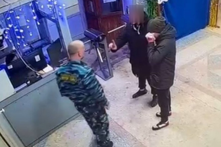 Необычный инцидент в Новосибирске: охранник избил заводчан нунчаками