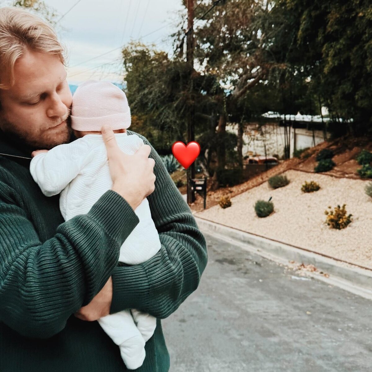    Илья Стюарт с ребенком Социальные сети