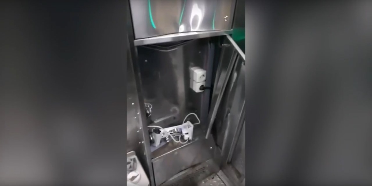     В Красноярске вандалы сломали общественный туалет на Зеленом берегу