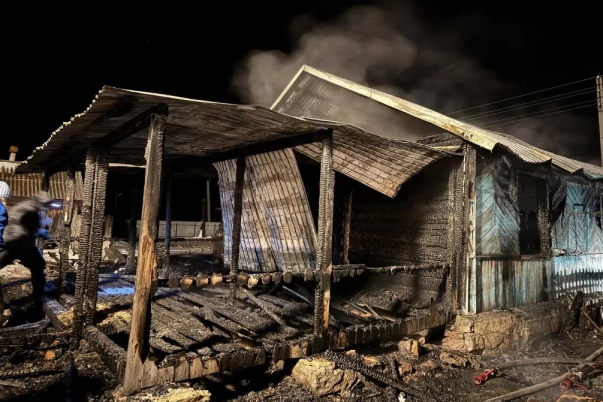    Пожар в сельском доме вспыхнул поздно вечером.