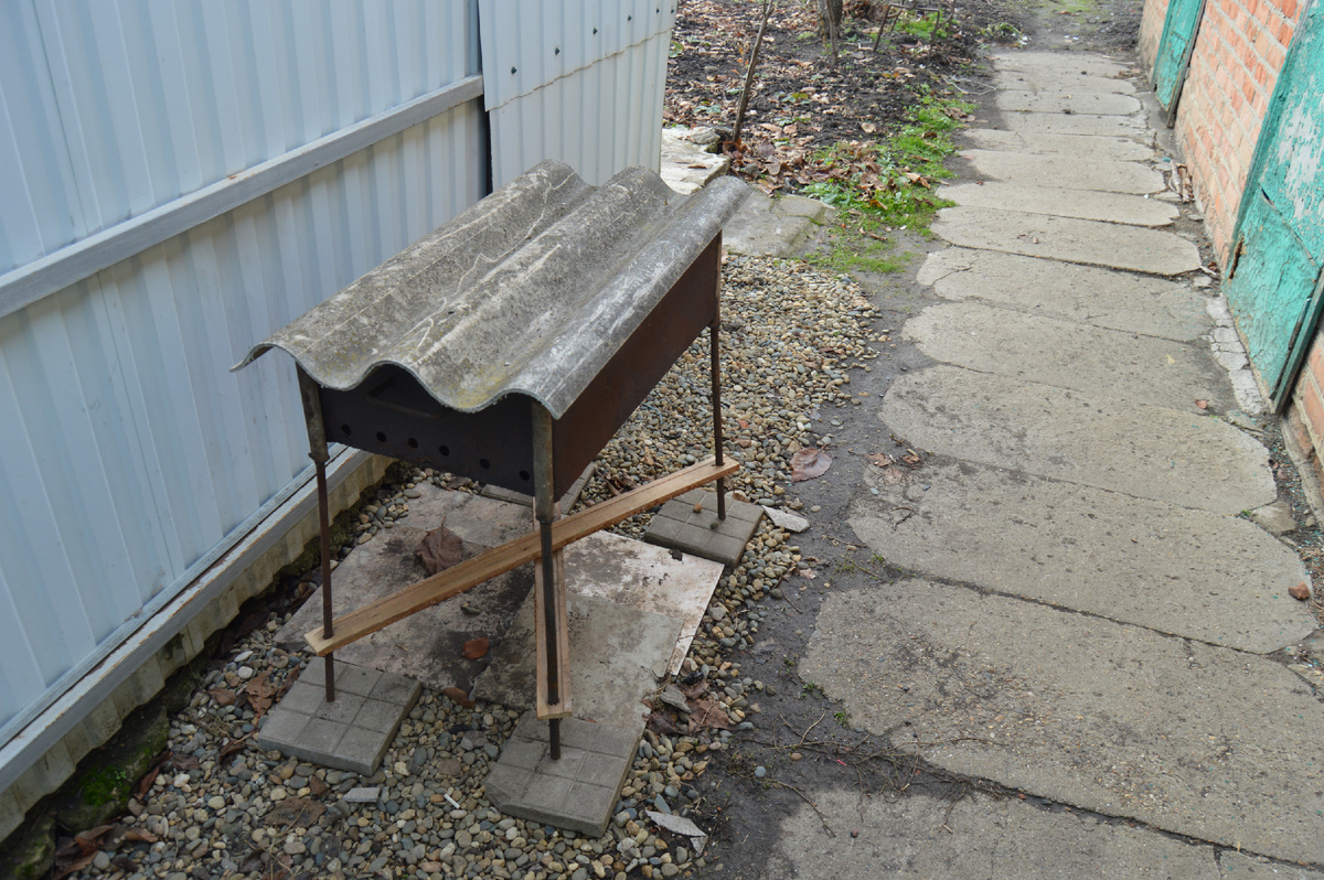 Фото автора. Декабрь 2024. Мангал на заднем дворе.