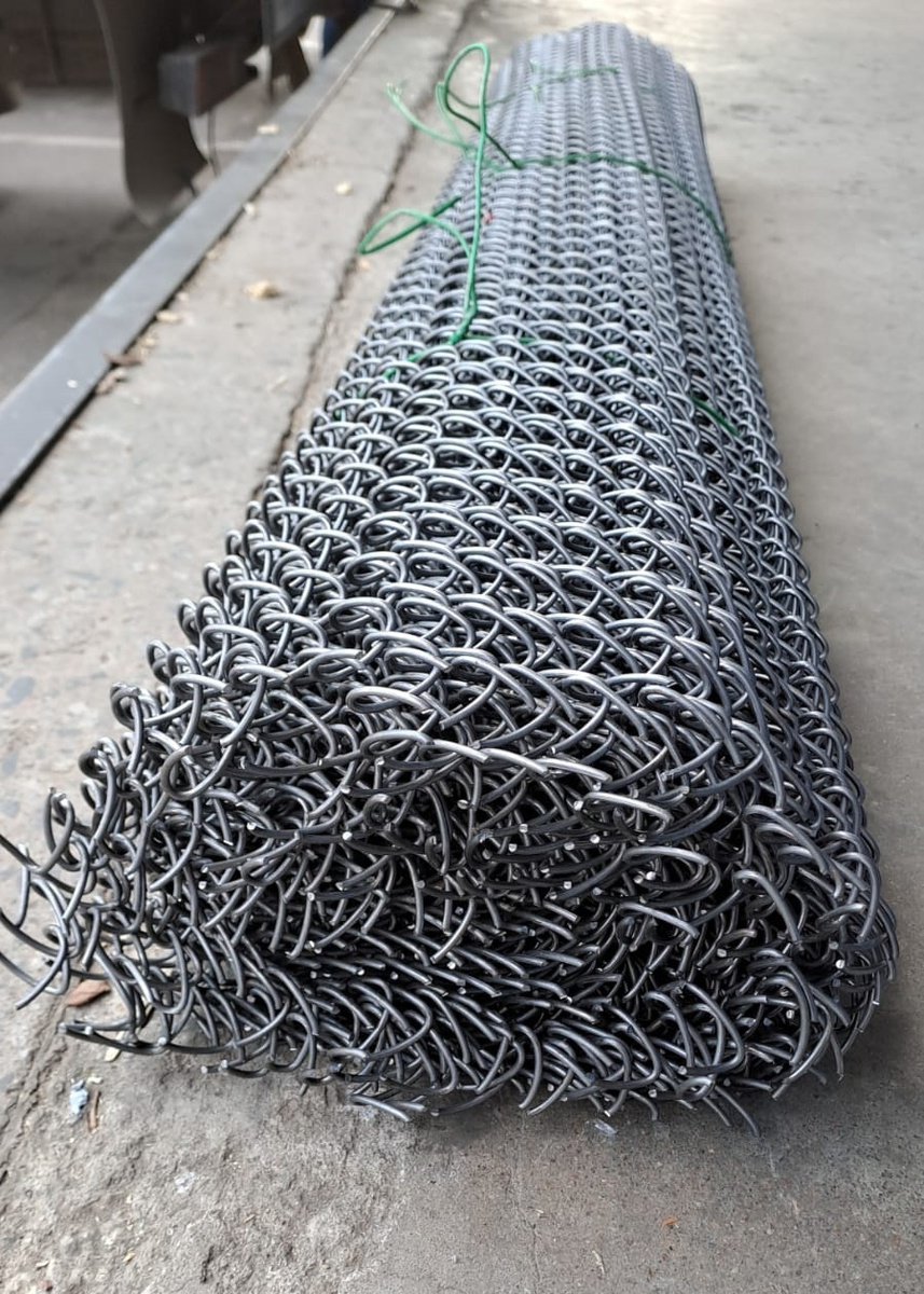 Часто для навивки применяется оцинкованная проволока или полуфабрикат с цинковым, а затем полимерным покрытием — такие варианты выигрывают не только по сроку службы, но и по эстетическому виду. 