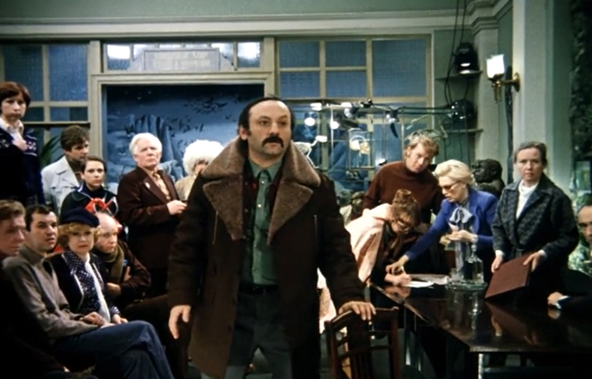 Кадр из кинофильма "Гараж", 1979 г., режиссер Эльдар Рязанов, сценаристы Эмиль Брагинский, Эльдар Рязанов, композитор Андрей Петров (скриншот)