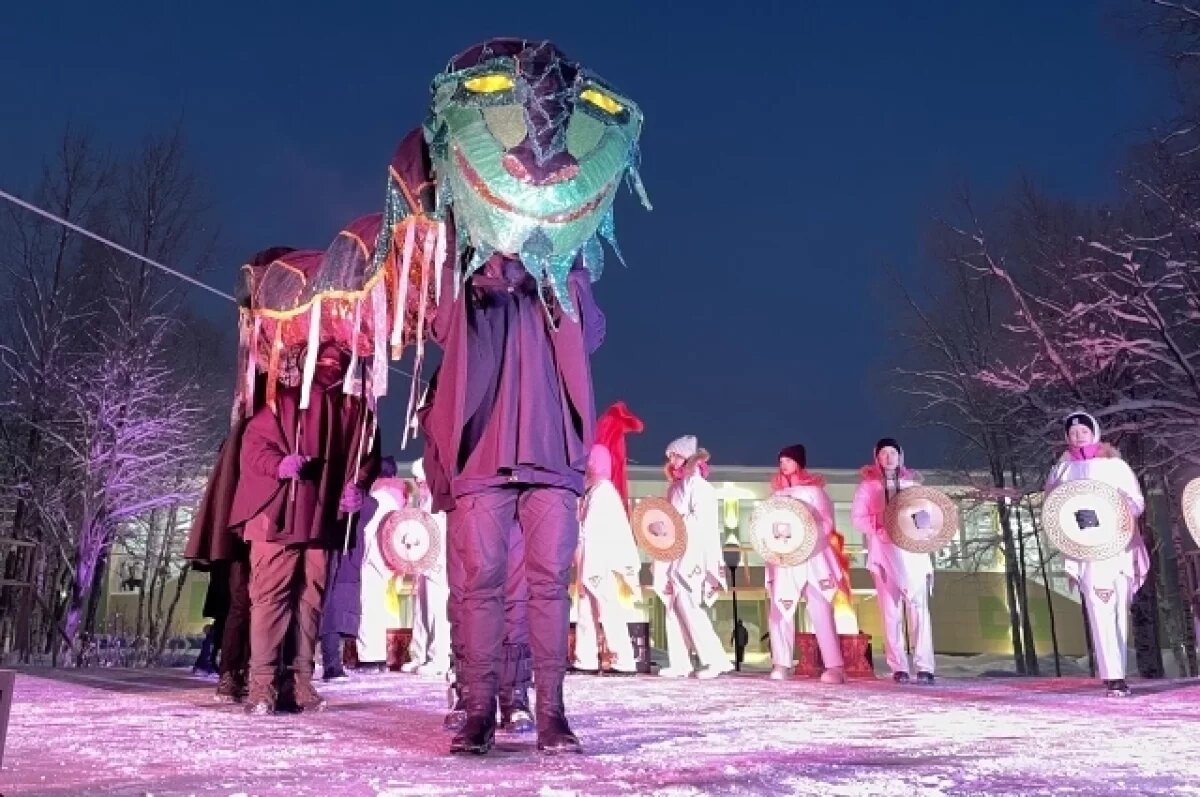    По преданию, в самую длинную и тёмную ночь в году страж подземного царства, мудрый Кувт, охраняющий несметные богатства, выползает на поверхность.