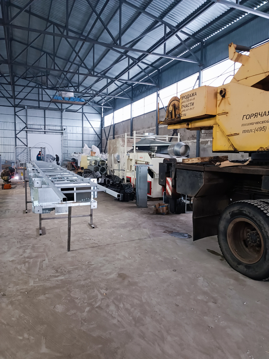 20 декабря  2024 года региональной комиссией в рамках Положения о сертификации проведен инспекционный контроль сертифицируемого объекта КФХ «Пчелка»   Москаленского района Омской области. Цель работы комиссии провести подтверждение  хозяйства как семеноводческого. КФХ «Пчелка» прошла сертификацию в 2023 году как семеноводческое хозяйство в рамках СДС "Россельхозцентр" на выращивание пшеницы мягкой яровой и включена в реестр семеноводческих хозяйств Российской Федерации. 
На протяжении 2024 года в хозяйстве проводится возведение нового семяочистительного завода, который позволит в кратчайшие сроки доводить семенной материал  до стандартных посевных кондиций.  Запуск завода планируется в феврале 2025 года.
Также комиссия провела оценку наличия и технического состояния посевной, уборочной техники, наличия орудий по подготовки почвы, уходу за посевами. Оценила состояние токового хозяйства, наличие сушильных и очистительных машин позволяющих доводить семенной материал до посевных кондиций, наличие и состояние складских помещений.  А также проверила соблюдение требований по размещению культур, сортов и репродукций в складских помещениях.
Результаты инспекционного контроля отражены в акте, по которым председателем комиссии будет принято решение о подтверждение действие сертификата соответствия выданное хозяйству. 
В Реестре семеноводческих хозяйств Российской Федерации по состоянию на 20 декабря текущего года от Омской области внесено 24 хозяйства, которыми ежегодно производится более 30 тысяч тонн семян высших категорий. 
С информацией о наличии подготовленных семян к реализации семеноводческими хозяйствами можно ознакомится, перейдя по ссылке. 
