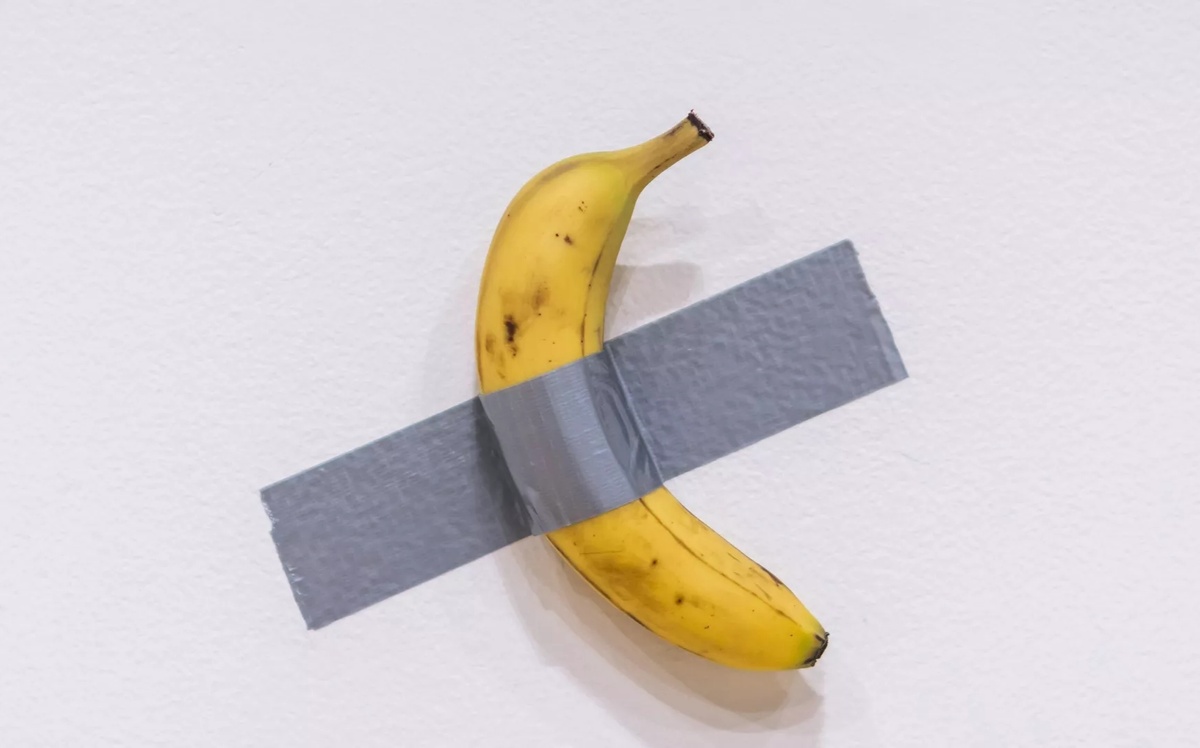 Маурицио Каттелану. «Комедиант» (продано на торгах аукционного дома Sotheby s за 6,2 миллиона долларов в 2024 г.)