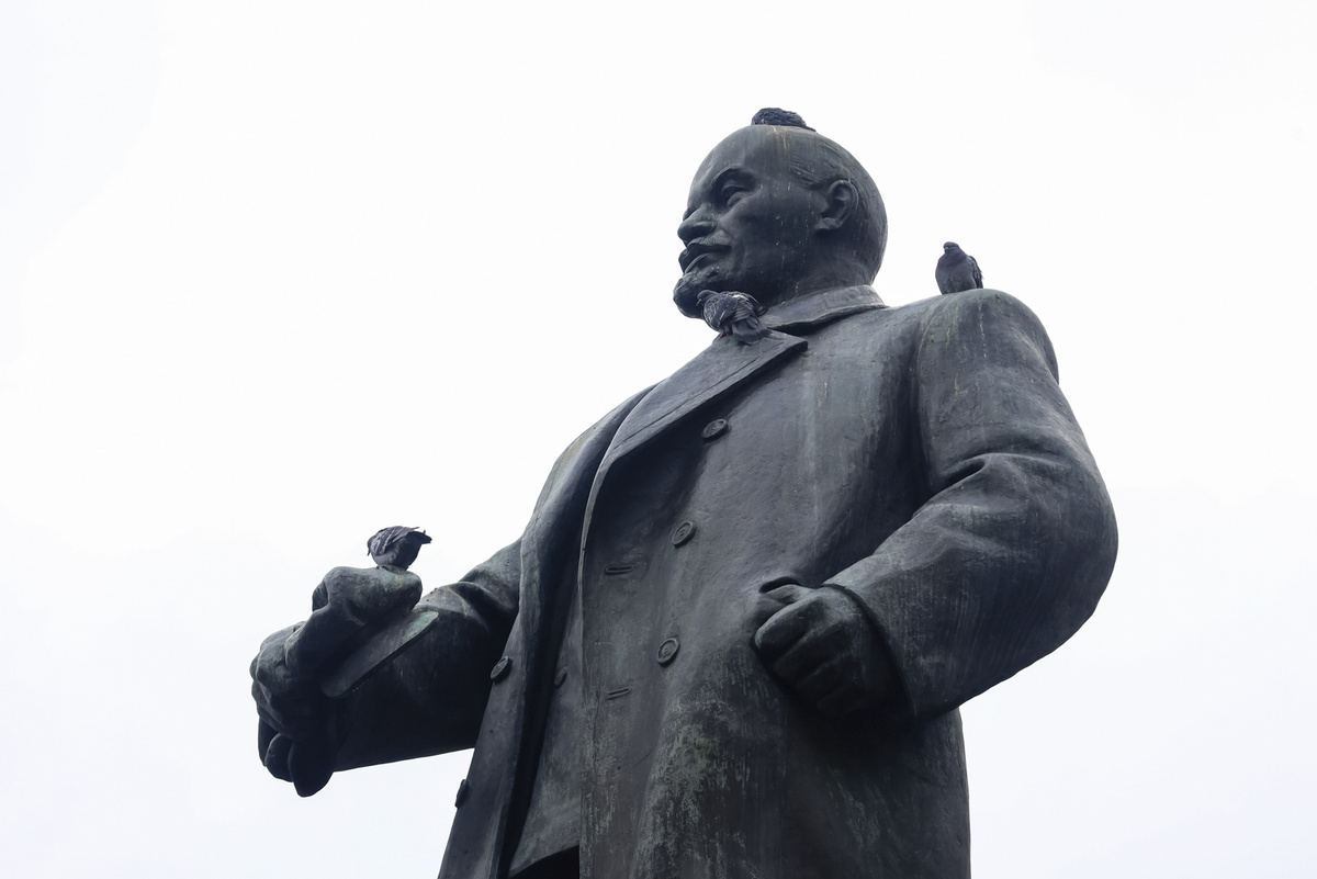 В Ирбите приняли решение не украшать памятники.  Фото: Фото: ФедералПресс / Елена Майорова